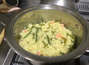 Una foto de Risotto con espárragos y camarones