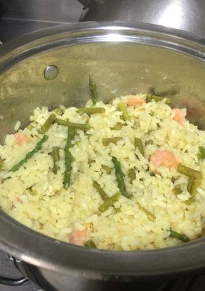 Una foto de Risotto con espárragos y camarones