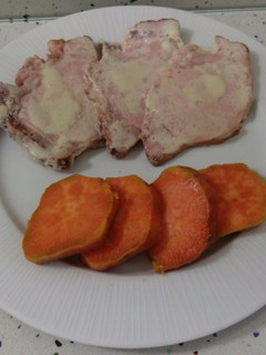 Una foto de Chuletas de Sajonia con cuatro quesos y boniatos asados