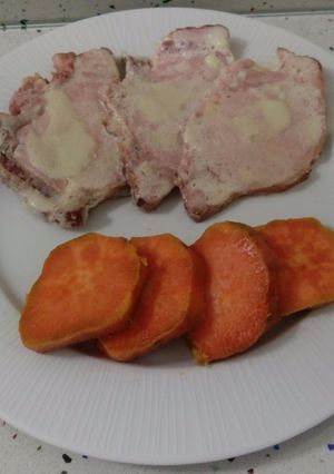 Foto principal de Chuletas de Sajonia con cuatro quesos y boniatos asados