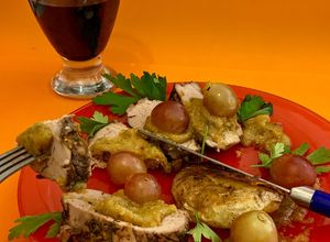 Una foto de Lomito de cerdo con salsa de uvas y papas aplastadas