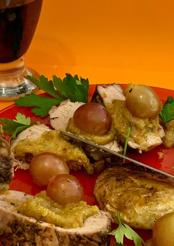 Una foto de Lomito de cerdo con salsa de uvas y papas aplastadas
