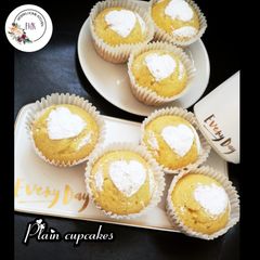 A picture of Plain cupcakes.
