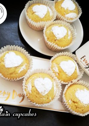 A picture of Plain cupcakes.