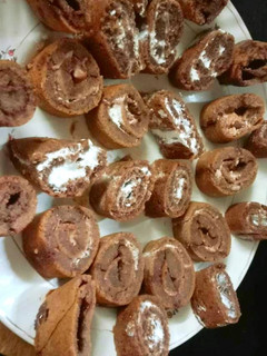 चॉकलेट स्विस रोल (Chocolate swiss roll recipe in Hindi) रेसिपी मुख्य फोटो