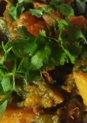 A picture of Sim aloo  chingri(dry flat beans potato and prawns).