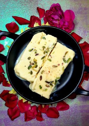कस्टर्ड वनीला आइसक्रीम (Custard vanilla icecream recipe in hindi) रेसिपी मुख्य फोटो