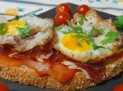 Una foto de codornices con jamón