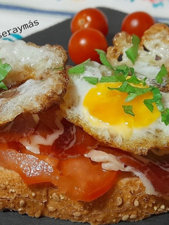 Una foto de Tosta de jamón serrano y huevo