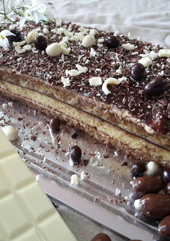 Una foto de Tarta ópera de café