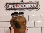 Una foto de berenjenas al escabeche
