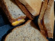 Una foto de sandwich de queso cheddar
