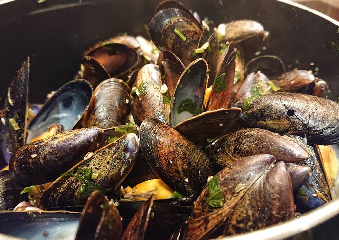 Recipe of Super Quick Homemade Garlic and Lemon Mussels