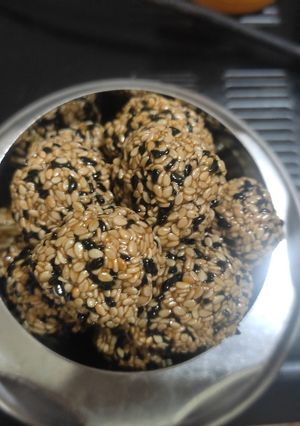 તલના લાડુ (Til Ladoo Recipe In Gujarati) રેસીપી મુખ્ય ફોટો
