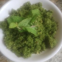 A picture of Sukhi bhel chutney.