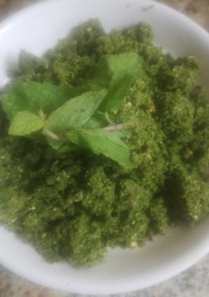 A picture of Sukhi bhel chutney.