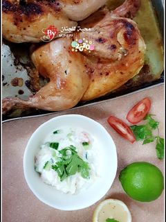صورة لوصفة دجاج مشوي بالفرن مع سلطة باللبنة أو الزبادي🍗