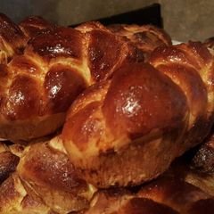 A picture of Challah/bread loaves.
