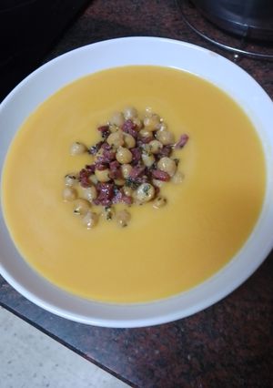 Una foto de Crema de zanahorias, calabaza y batata con garbanzos refritos con jamón serrano
