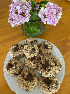 Una foto de Cookies de avena y chips!