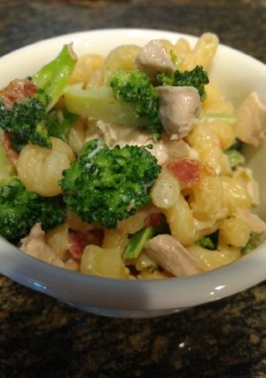 A picture of Grandma Kathy's broccoli-bacon pasta.