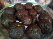 Una foto de trufas de chocolate y naranja