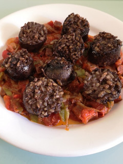 Una foto de Morcilla frita con chorizo y fritada de verduras