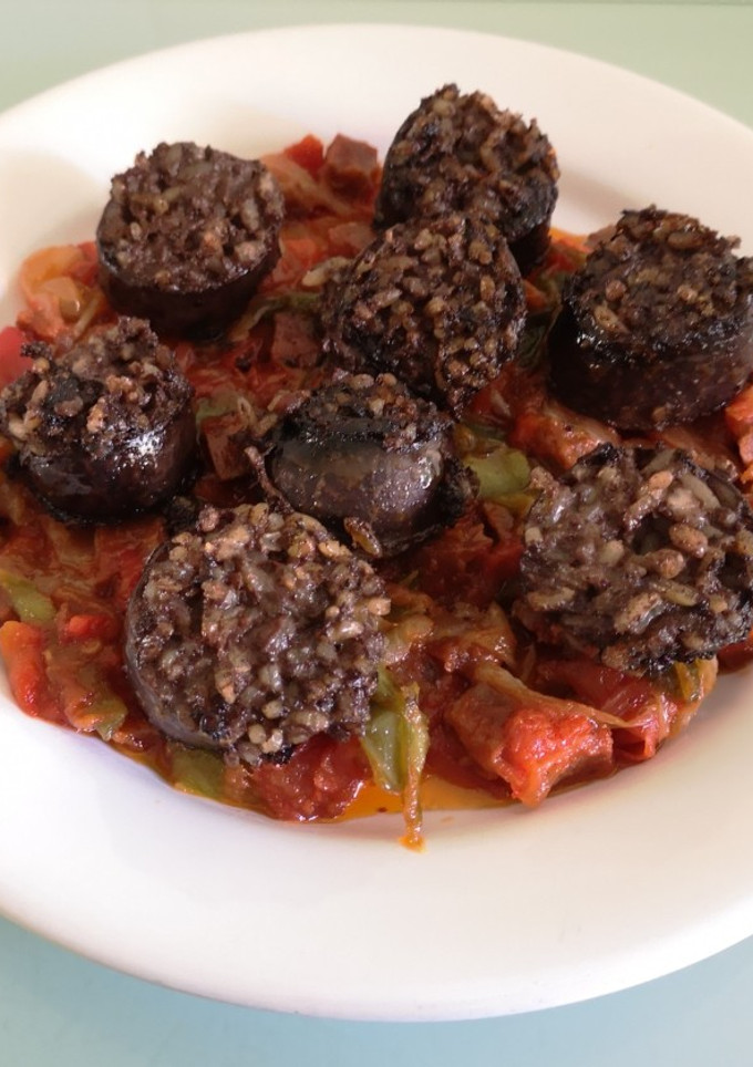 Una foto de Morcilla frita con chorizo y fritada de verduras