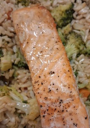 Una foto de Salmón con Verduras y Arroz Integral