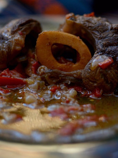Una foto de Ossobuco en salsa de ginebra y vegetales