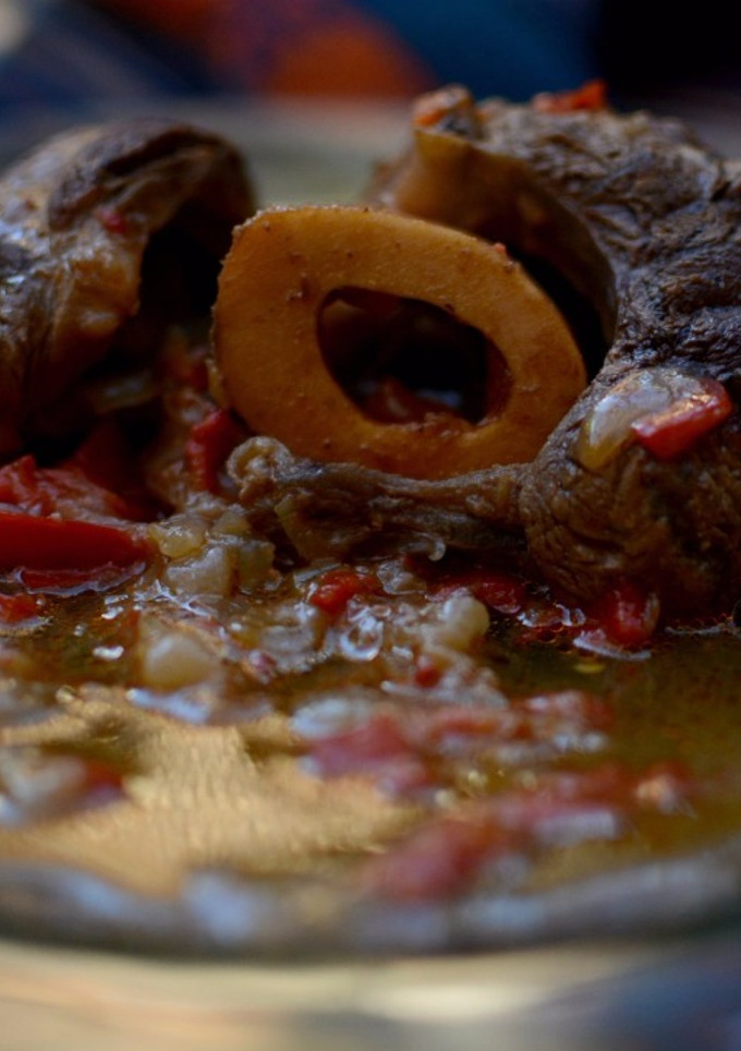 Una foto de Ossobuco en salsa de ginebra y vegetales