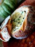 Camembert com tomilho assado no pão italiano