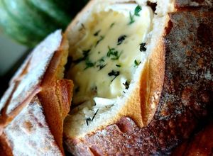 Foto de Camembert com tomilho assado no pão italiano