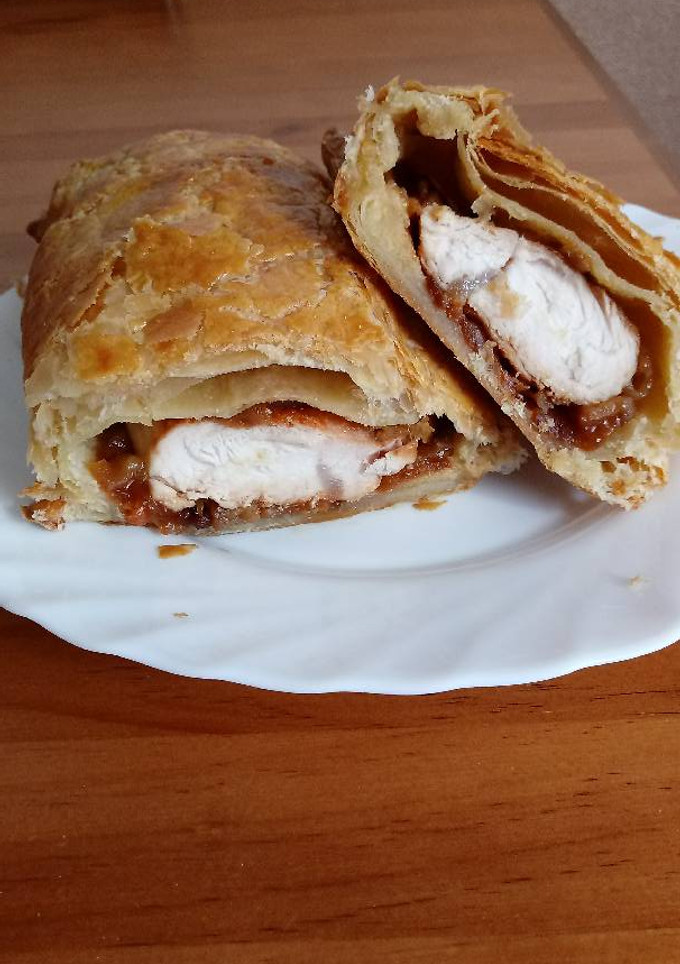 Una foto de Solomillo de pavo con manzana caramelizada y hojaldre