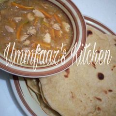 A picture of Roti and veggie soup.