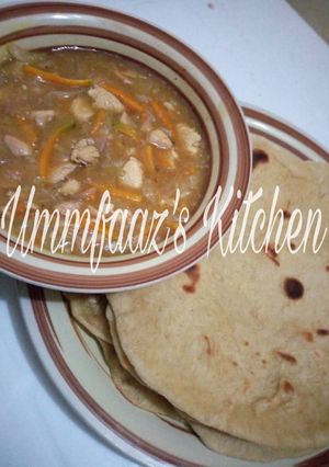 A picture of Roti and veggie soup.