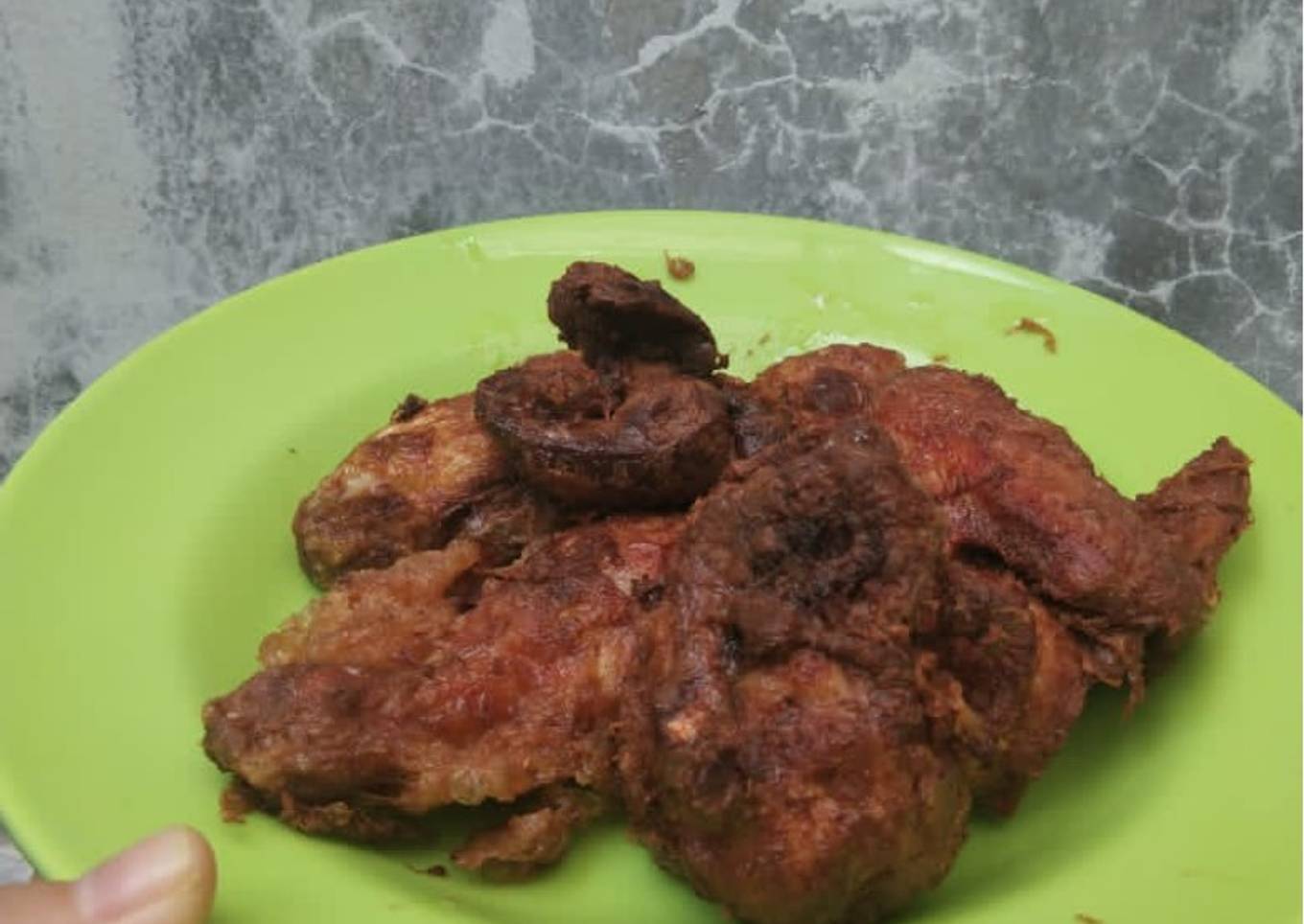 Ayam goreng bumbu dan sambal goreng ijo ala mona
