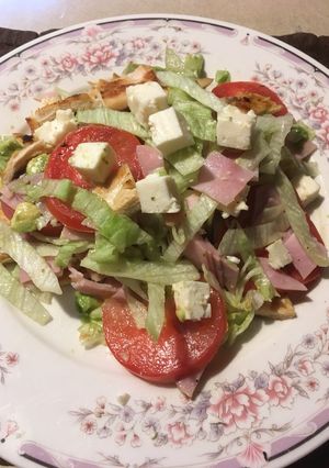 Una foto de Ensalada de pollo, jamón y verduras