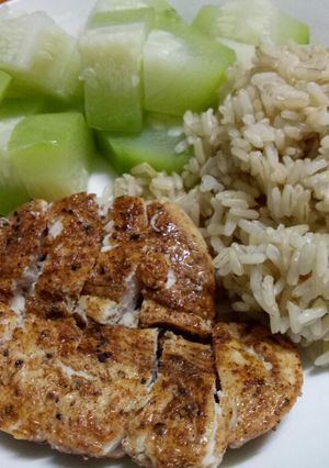 Hình của món Cơm gạo lức + gà áp chảo & bí luộc (eatclean).