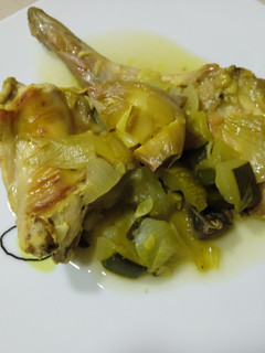 Una foto de Conejo con verduras pochadas