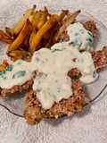 Milanesas de pescado con crema de roquefort y papas fritas 🧀 🍟