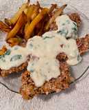 Milanesas de pescado con crema de roquefort y papas fritas 🧀 🍟