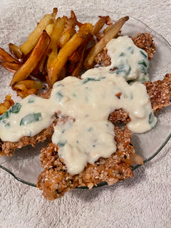 Una foto de Milanesas de pescado con crema de roquefort y papas fritas 🧀 🍟