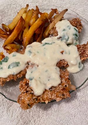 Una foto de Milanesas de pescado con crema de roquefort y papas fritas 🧀 🍟