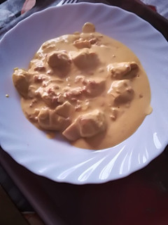 Una foto de Pollo con curry y nata