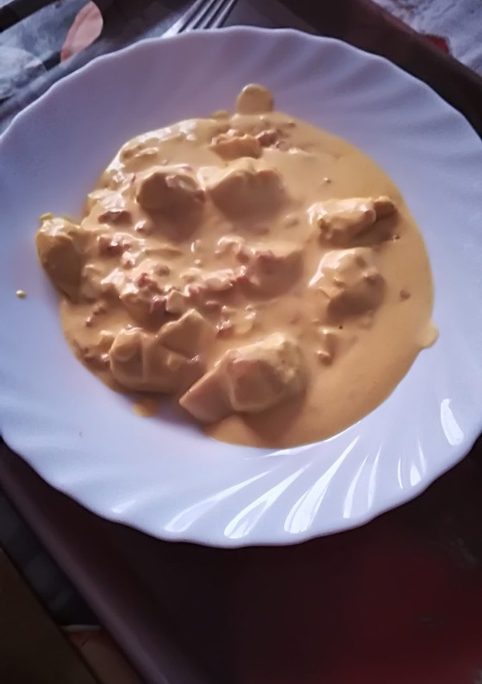 Una foto de Pollo con curry y nata