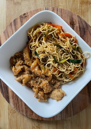 Une photo de Nouilles légumes et poulet caramélisé