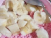 Una foto de cereal con leche