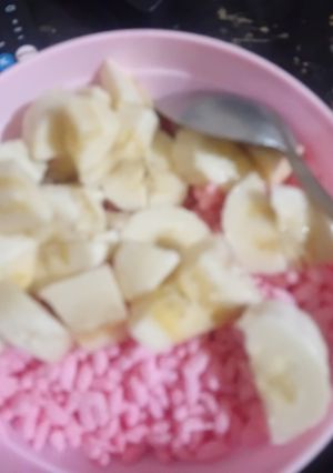 Una foto de Cereal Choco Krispis De Fresa 🍓 con leche y plátano. 🍌❤❤