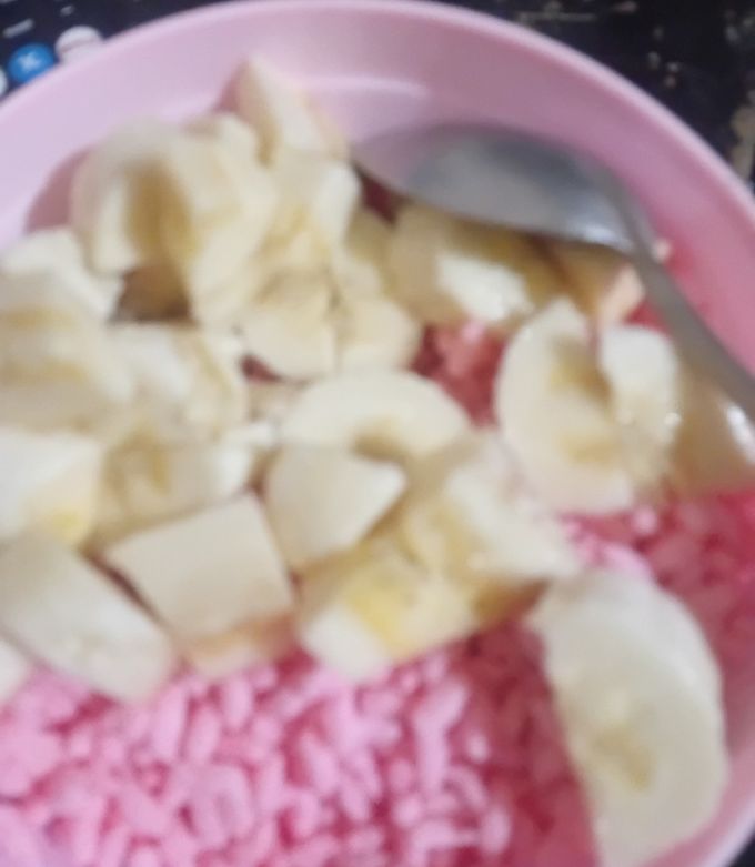 Una foto de Cereal Choco Krispis De Fresa 🍓 con leche y plátano. 🍌❤❤